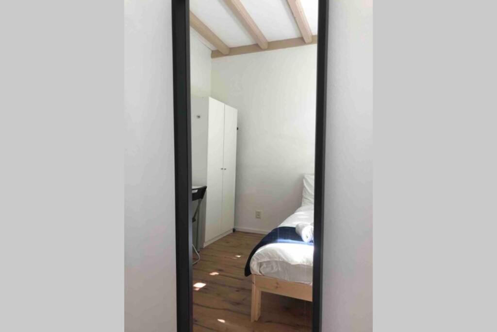 New Cozy Room With Private Bathroom Delft City P-Room 1 Экстерьер фото