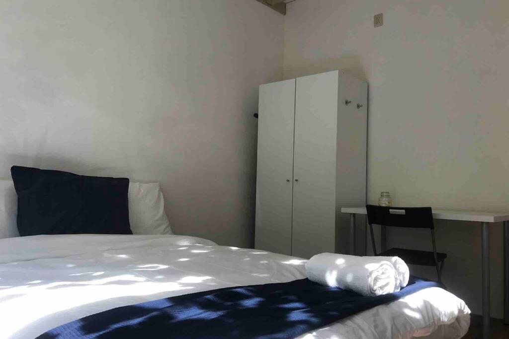 New Cozy Room With Private Bathroom Delft City P-Room 1 Экстерьер фото